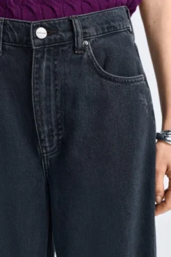 Barrel Jeans mit Fransensaum