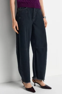 Barrel Jeans mit Fransensaum