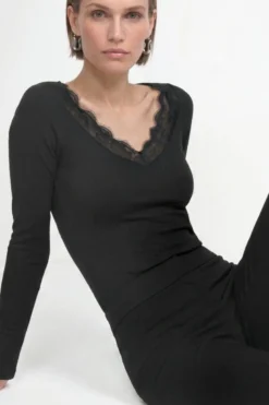 Baumwoll-Longsleeve mit Spitzenbesatz