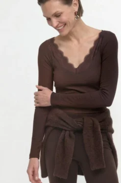 Baumwoll-Longsleeve mit Spitzenausschnitt