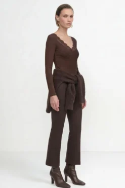 Baumwoll-Longsleeve mit Spitzenausschnitt