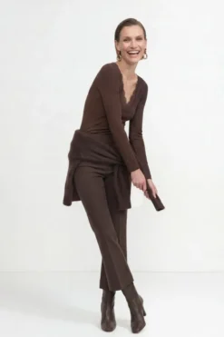 Baumwoll-Longsleeve mit Spitzenausschnitt
