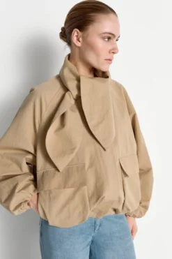 Blousonjacke mit Bindekragen