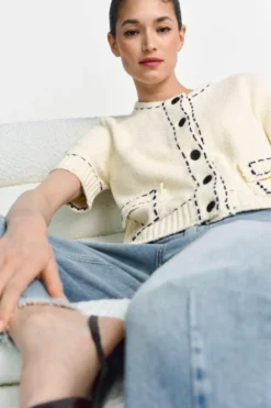 Bouclé-Cardigan mit Kontrastnähten