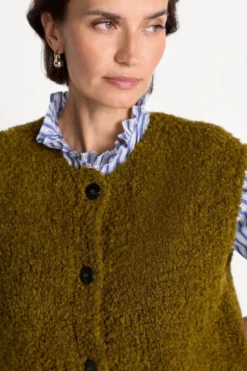 Bouclé-Strickweste mit Knopfleiste