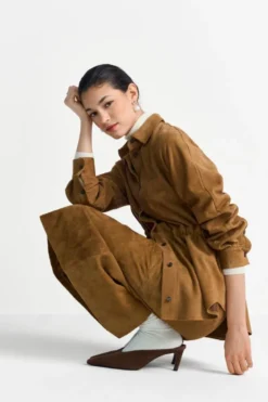 Cognacbraune Hemdjacke aus Velours