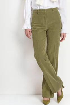 Cordhose mit weitem Bein