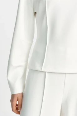 Cremefarbenes Sweatshirt mit Abnähern