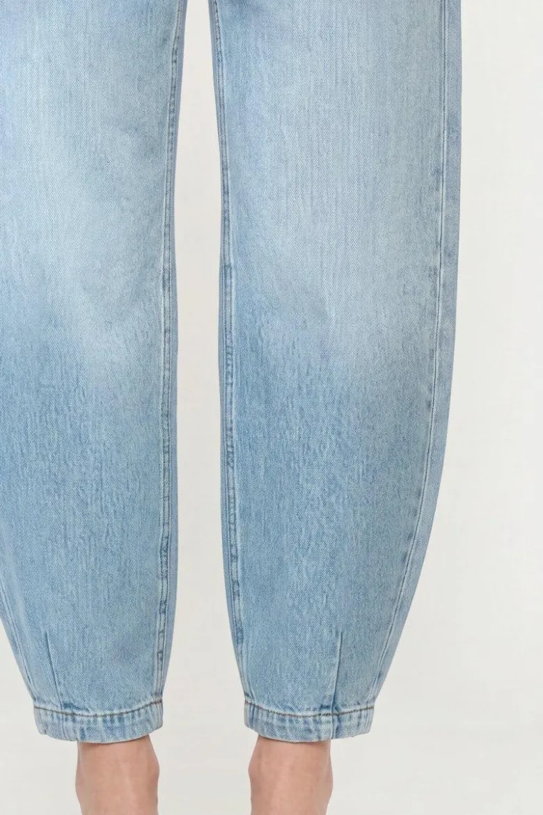 Denim in Slouchy Fit