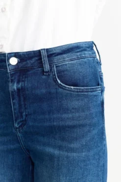 Denim mit ausgefranstem Saum