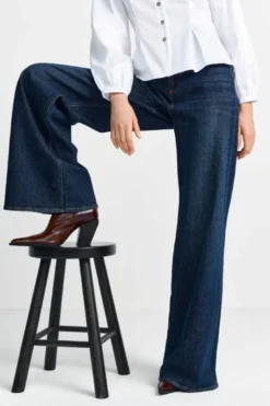 Dunkelblaue Jeans mit Umschlagsaum