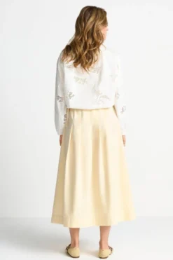 Faltenrock mit Bindegürtel