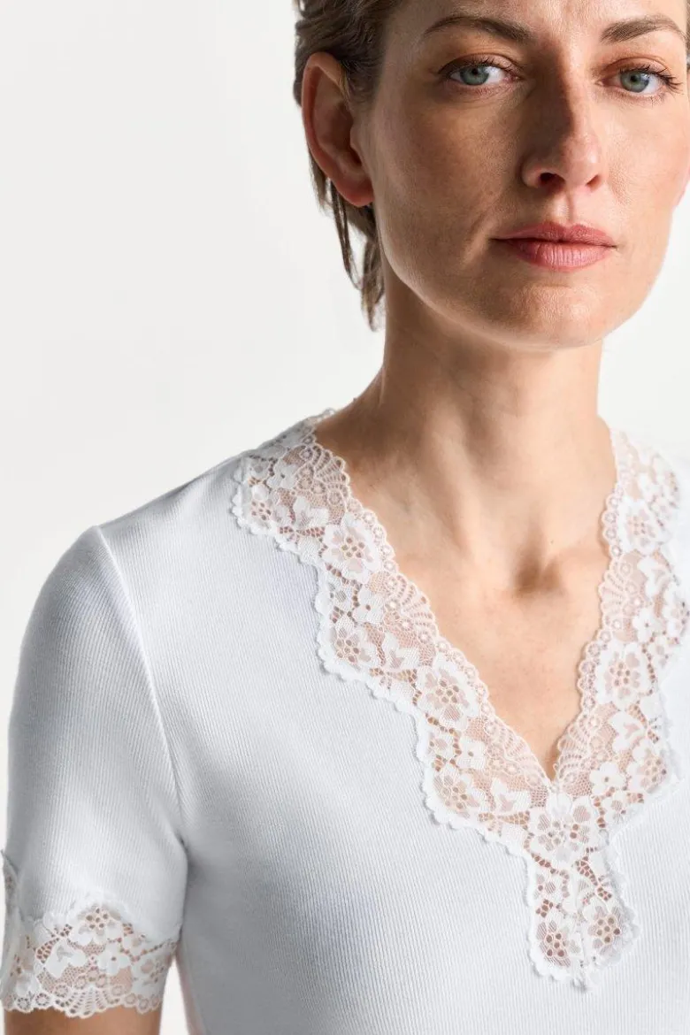 Figurbetontes Rippshirt mit Spitze
