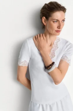 Figurbetontes Rippshirt mit Spitze