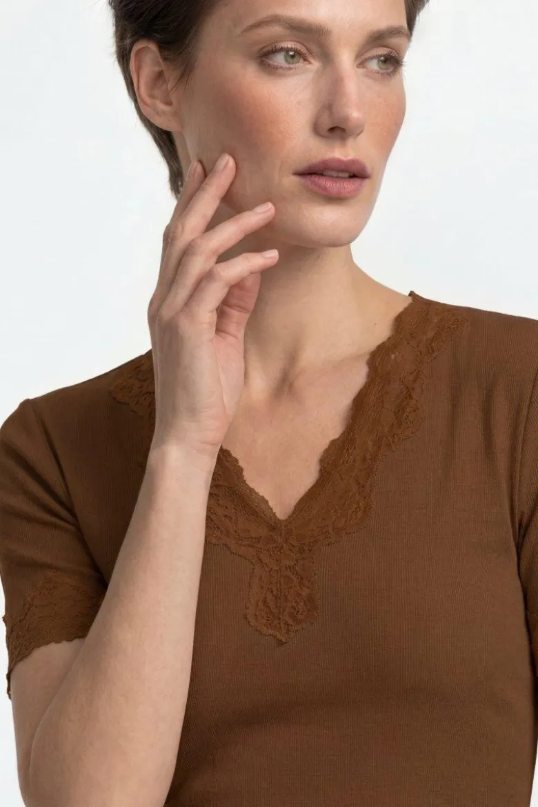 Figurbetontes Rippshirt mit Spitze