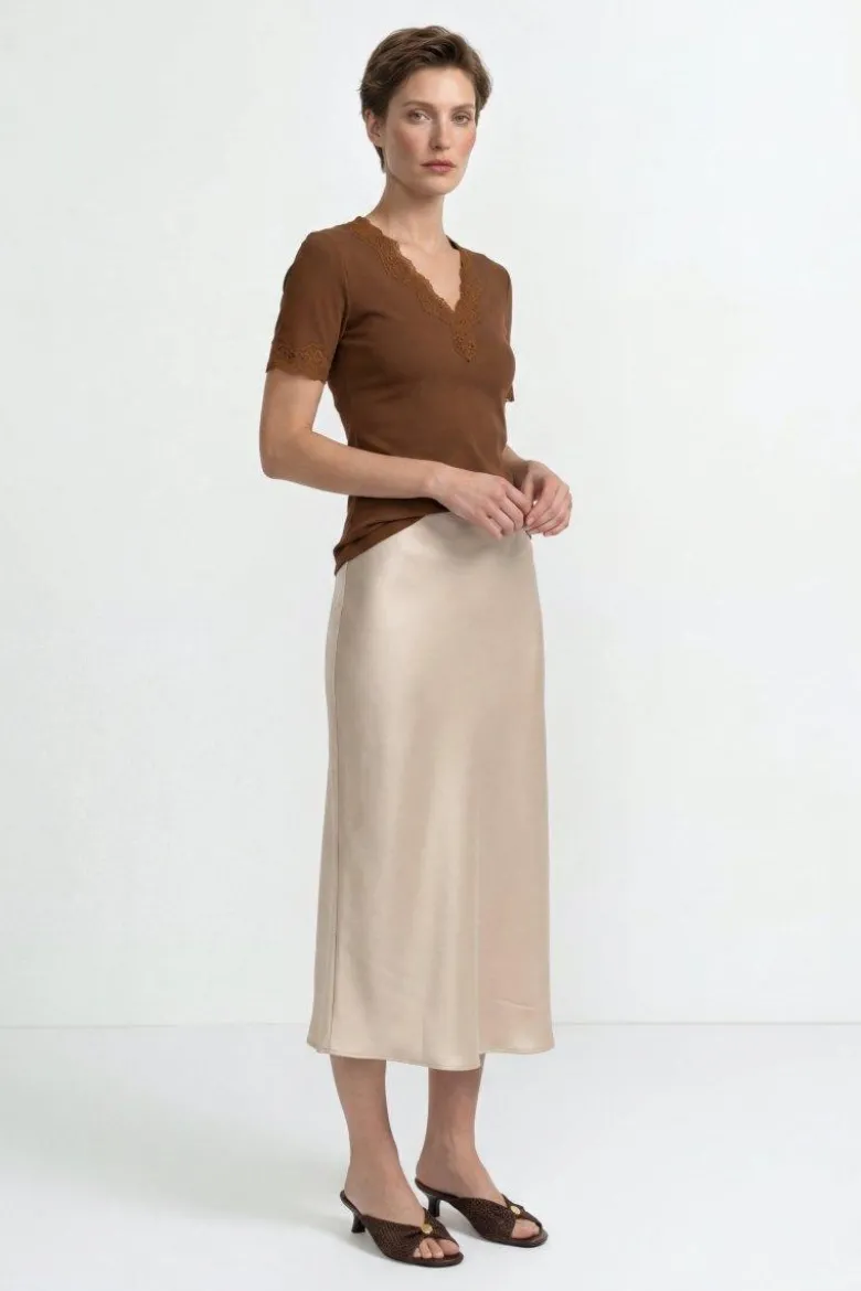 Figurbetontes Rippshirt mit Spitze