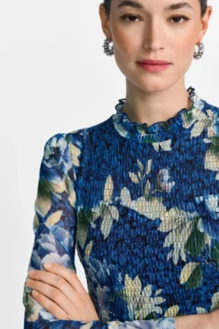 Gesmoktes Midikleid mit Rüschenkragen