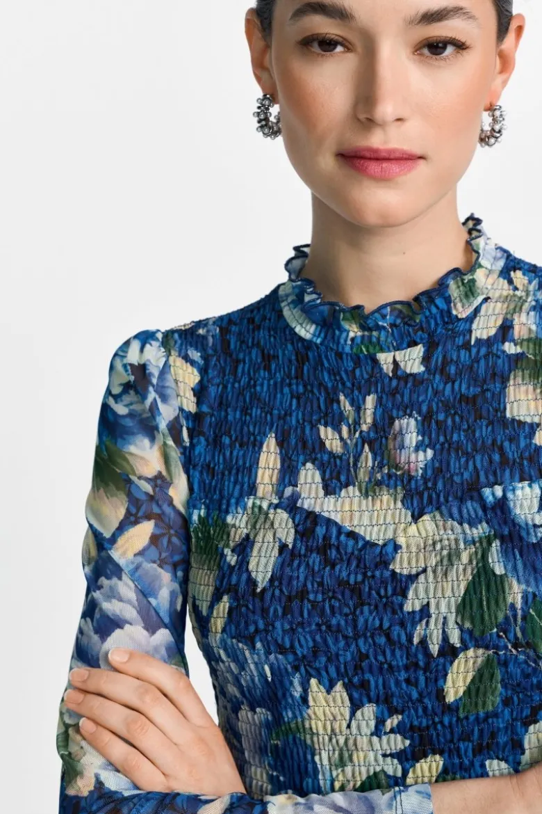 Gesmoktes Midikleid mit Rüschenkragen