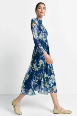 Gesmoktes Midikleid mit Rüschenkragen