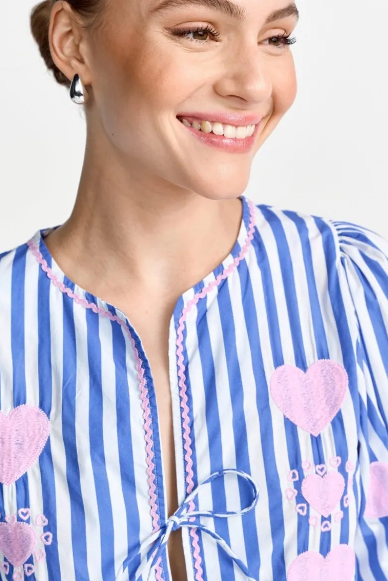 Gestreifte Bluse mit Herzstickereien