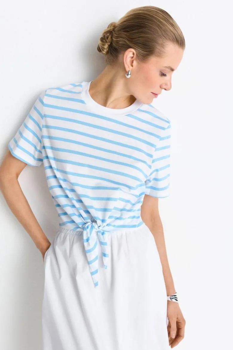 Gestreiftes T-Shirt mit Knoten