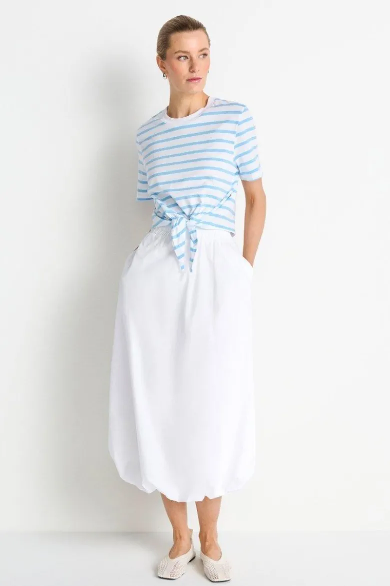 Gestreiftes T-Shirt mit Knoten
