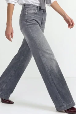 Graue Flared Jeans