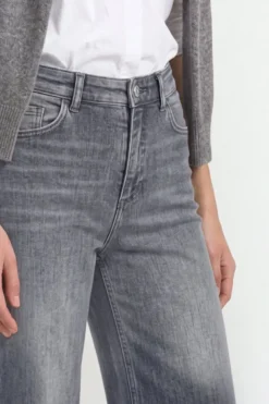 Graue Flared Jeans