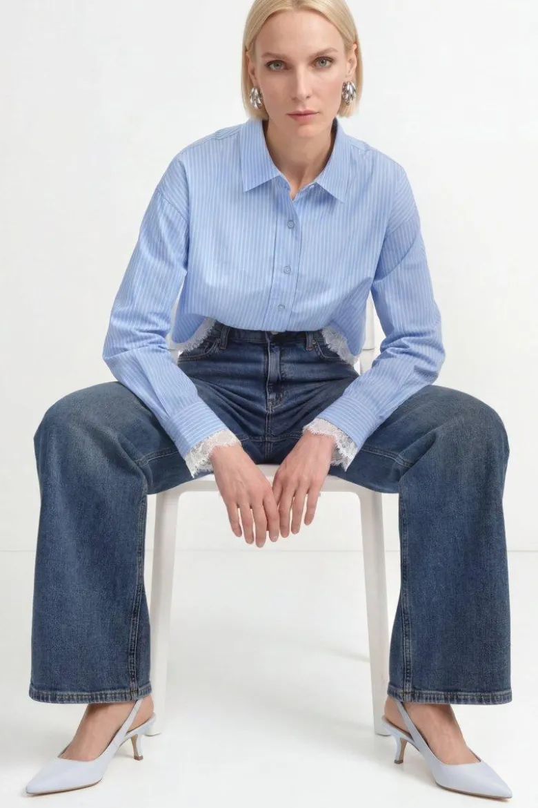 Hellblaue Baumwollbluse mit Spitzenbesatz