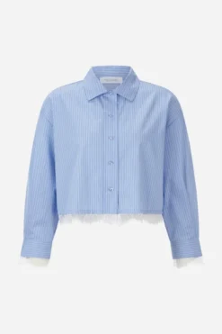 Hellblaue Baumwollbluse mit Spitzenbesatz