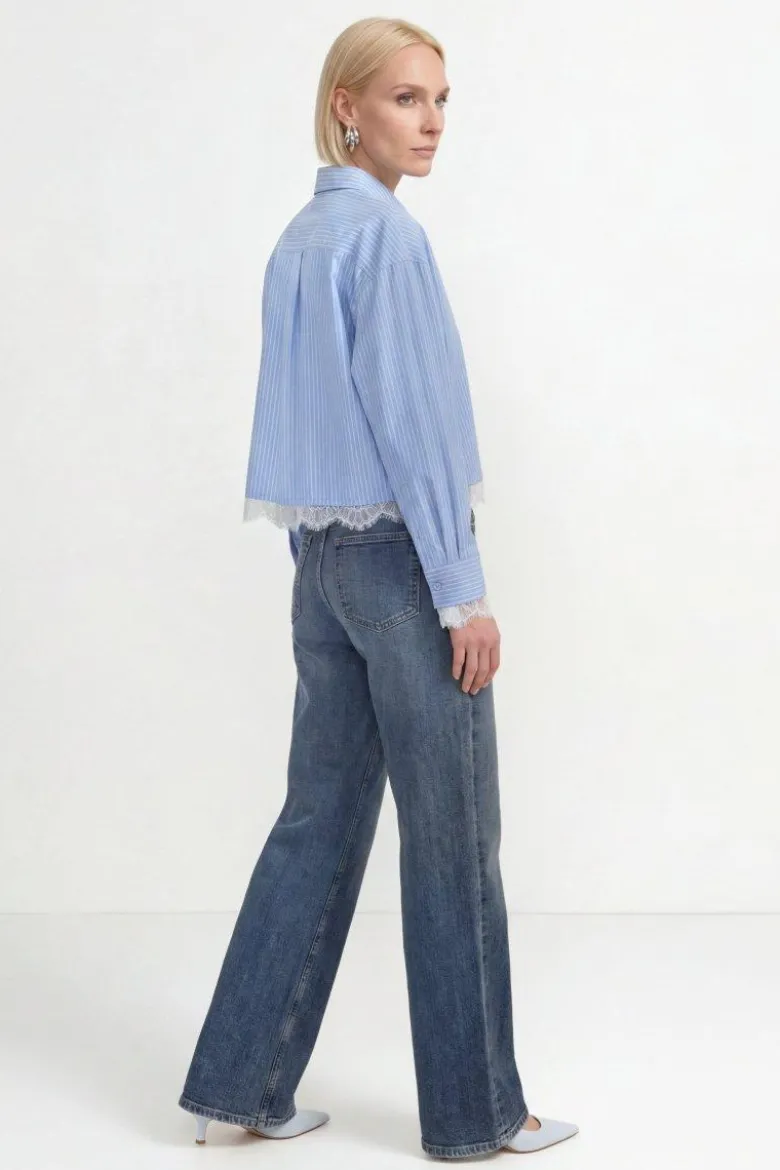 Hellblaue Baumwollbluse mit Spitzenbesatz