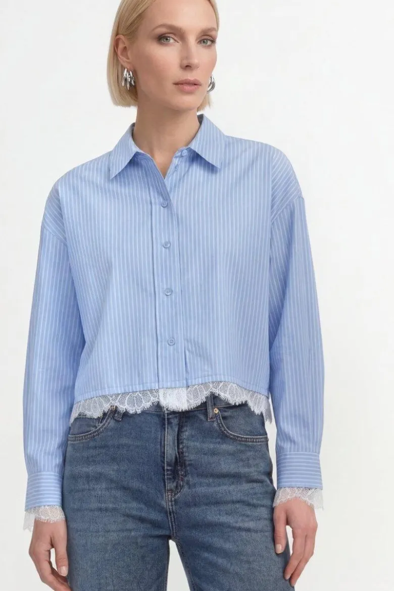 Hellblaue Baumwollbluse mit Spitzenbesatz