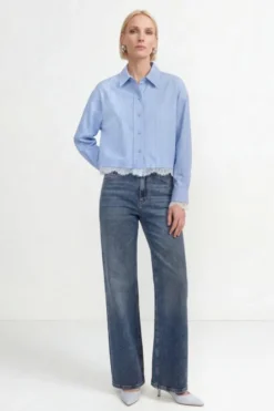 Hellblaue Baumwollbluse mit Spitzenbesatz