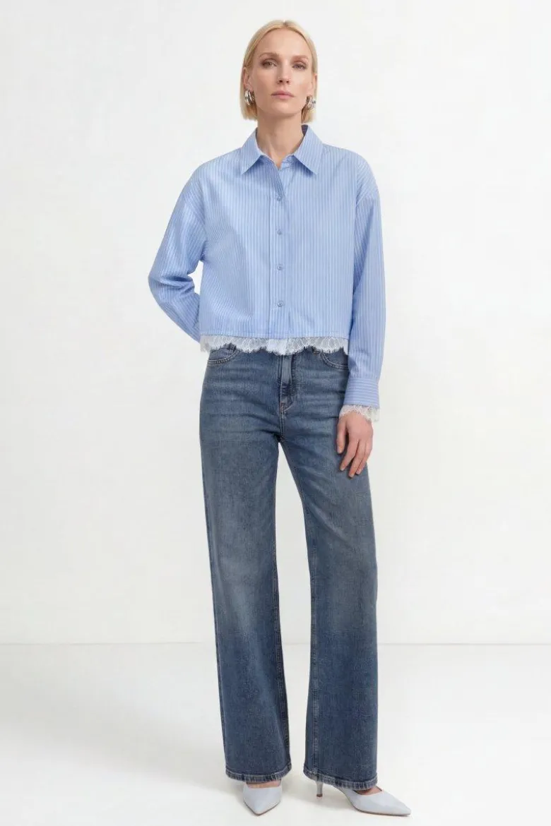 Hellblaue Baumwollbluse mit Spitzenbesatz