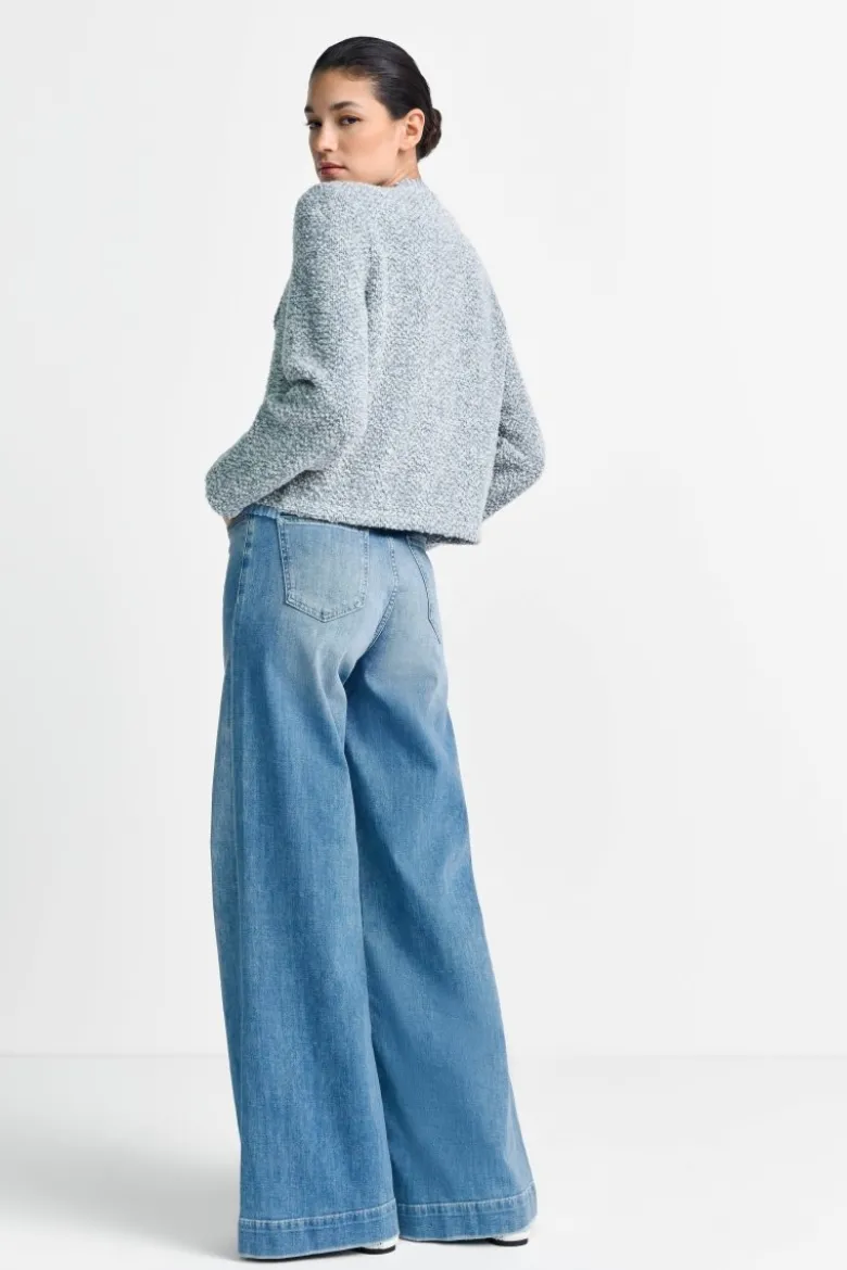 Hellblaue Jeans mit weitem Bein
