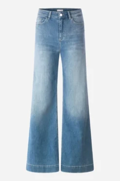 Hellblaue Jeans mit weitem Bein