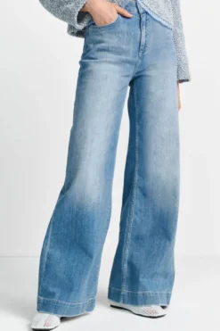 Hellblaue Jeans mit weitem Bein