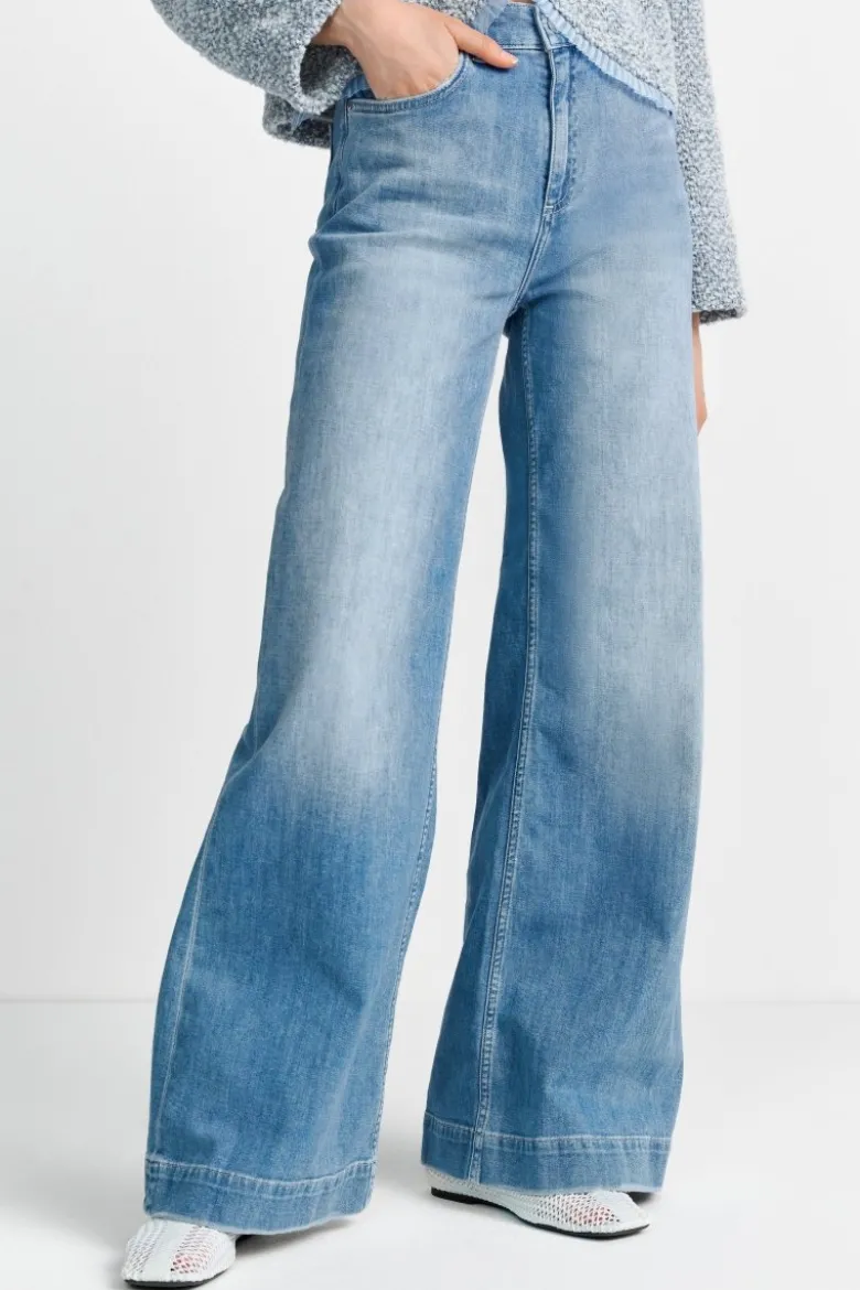 Hellblaue Jeans mit weitem Bein