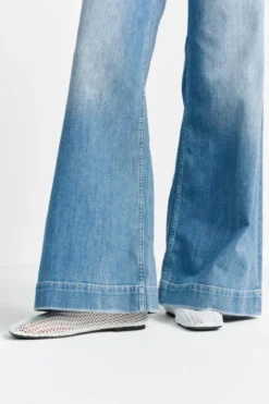 Hellblaue Jeans mit weitem Bein