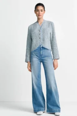 Hellblaue Jeans mit weitem Bein