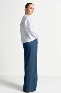 Jeans mit maritimer Knopfleiste