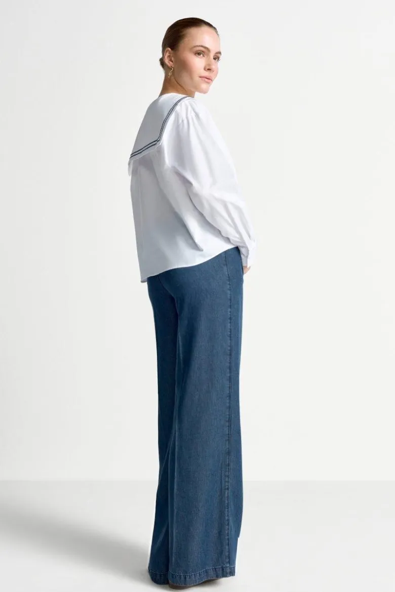 Jeans mit maritimer Knopfleiste