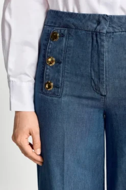 Jeans mit maritimer Knopfleiste
