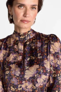 Kleid mit Blumenprint und Stehkragen