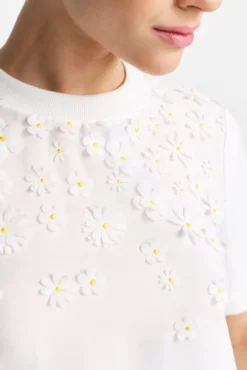 Kurzarmshirt mit Blütenapplikationen