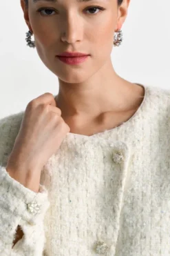 Kurze Bouclé-Jacke in Cremeweiß