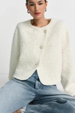Kurze Bouclé-Jacke in Cremeweiß