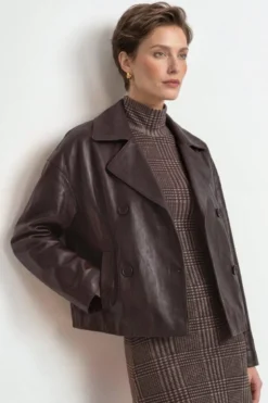 Kurze Lederjacke im Doppelreiher-Stil
