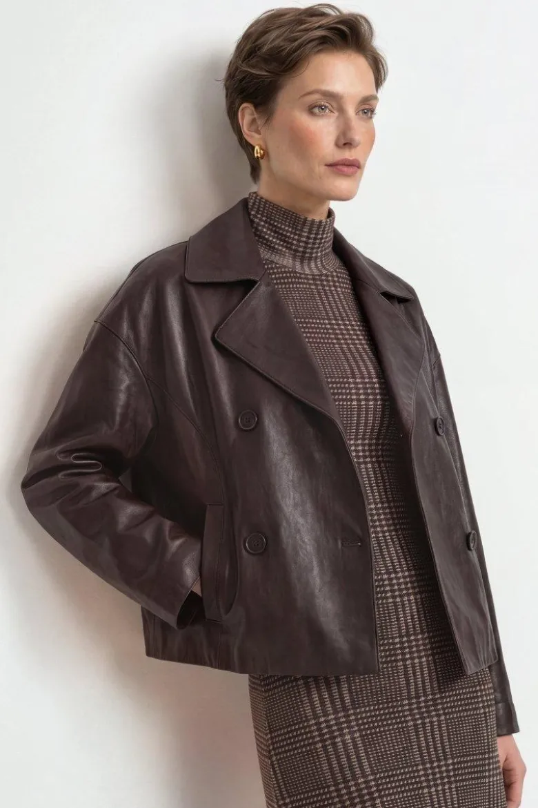 Kurze Lederjacke im Doppelreiher-Stil
