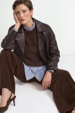 Kurze Lederjacke im Doppelreiher-Stil